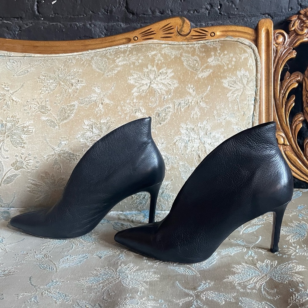 Chic V-Front Black Leather Pointed Ankle Booties